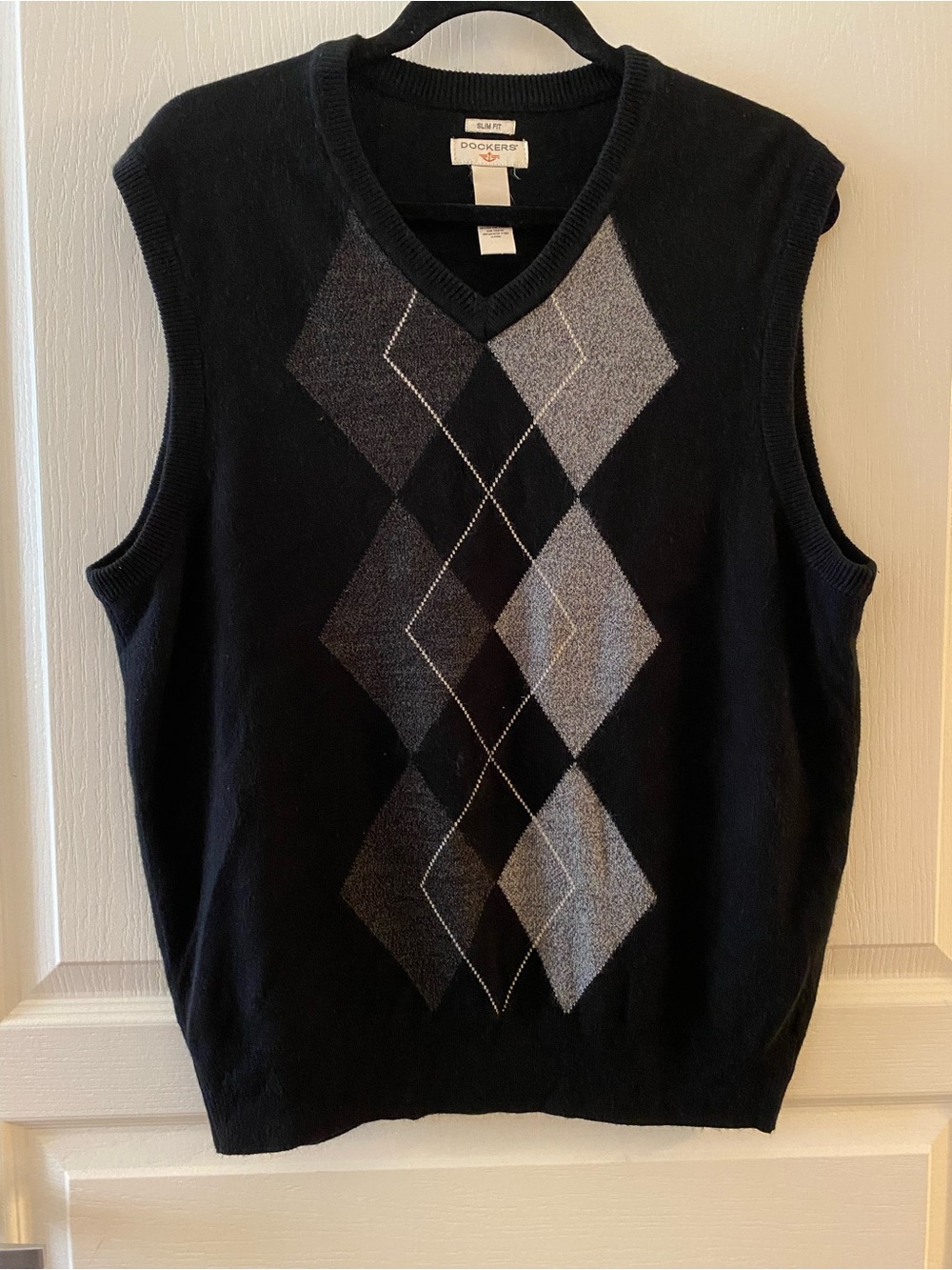 DOCKERS V-Neck Argyle Knit Slim-Fit Vest in Black, Grey, White - L